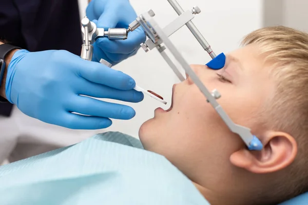 Close-up van het hoofd van jonge jongen met orthodontische boog op het — Stockfoto