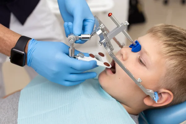 Close-up van het hoofd van jonge jongen met orthodontische boog op het — Stockfoto