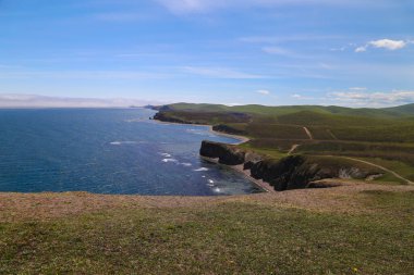 Rocky deniz kıyısı / Kavalerovo bölgesi, Nerpa Körfezi, Primorsky Krai, Rusya