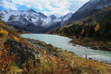 Altai dağlarındaki güzel göl manzarası. Katinsky 'deki Poperechnoye Gölü.