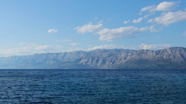 dağlar ve mavi gökyüzü bulutlar, Hırvatistan ile deniz manzara