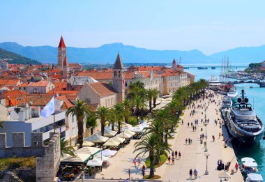 Eski şehir ve bağlantı noktası, Hırvatistan kuleden Trogir görünümü