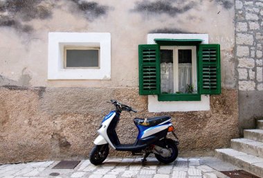 pencere tarafından sokakta scooter, Hırvatistan