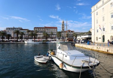Motorlu tekne liman içinde belgili tanımlık geçmiş eski şehir ve palmiye ağaçları, Split Hırvatistan