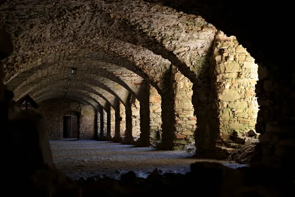 Eski kale, catacombs gizemli yeraltı