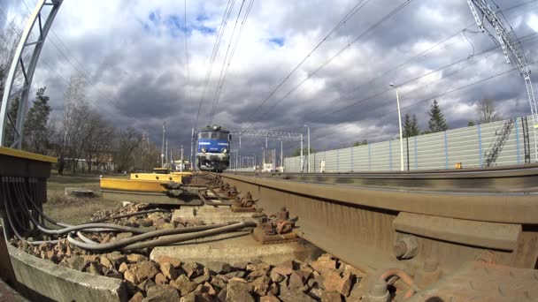 Rasende Lokomotive Mit Waggons Ein Einzigartiger Schuss Geradeaus — Stockvideo