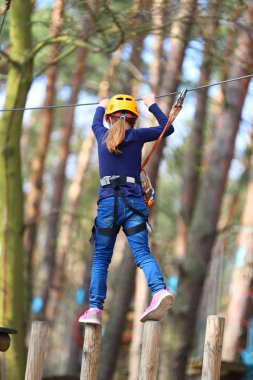 bir halat parkta kız