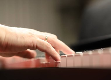 eller piyano çalıyor,bir el