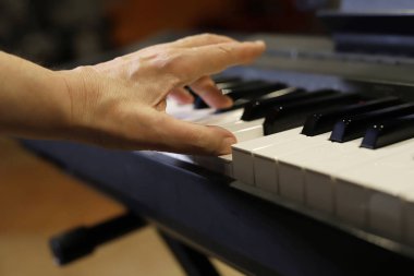 piyano çalmak, bir el