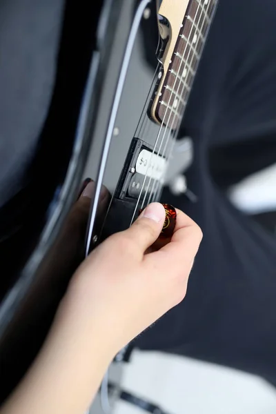 Tocando Guitarra Mano —  Fotos de Stock