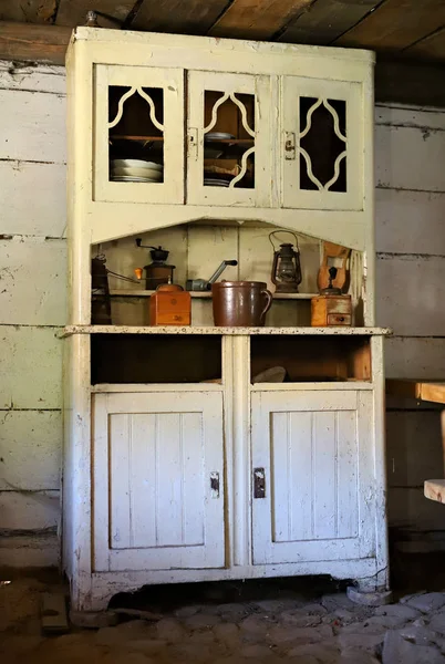 eski bir Polonya evinde eski bir sideboard