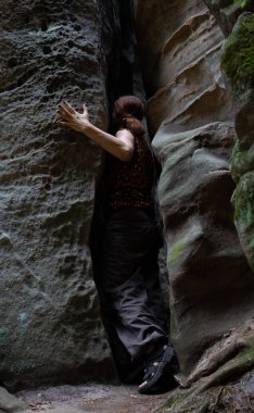 kadın kaya nın dibine giriyor