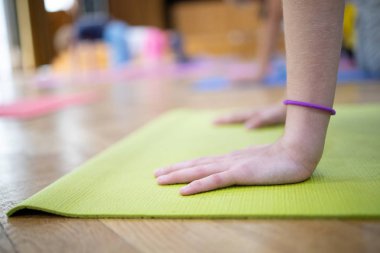 bir yoga mat üzerinde kadın elleri