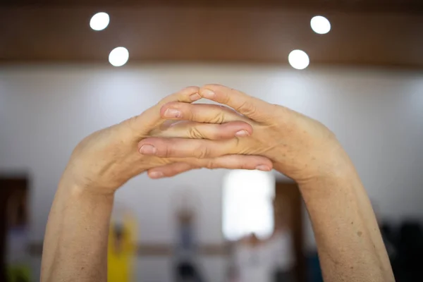 Exercícios Esticando Mãos Treinamento Ioga — Fotografia de Stock