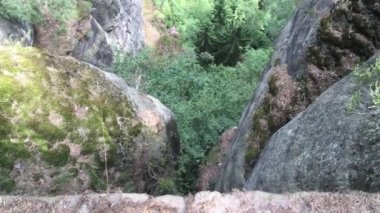 Çek İsviçre Milli Parkı, Çek Cumhuriyeti, yüksek kayalar ve onları çevreleyen yeşillik peyzaj