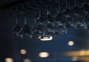 Şampanya kadehleri, barın üstünde asılı duran bardaklar. 