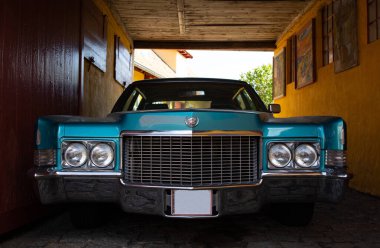 Bornholm Adası 'ndaki eski Amerikan arabası.