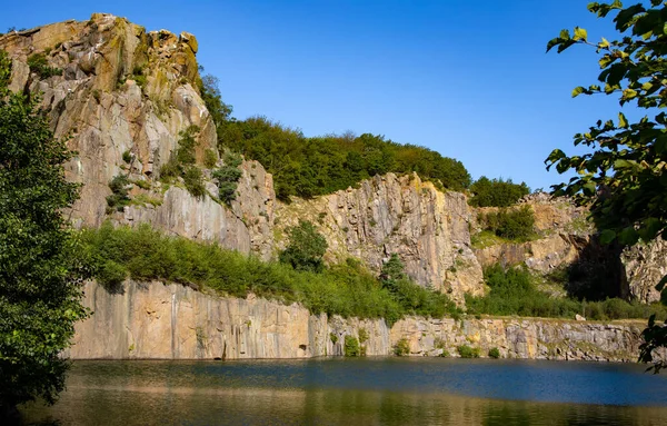 Opalsen Lago Rodeado Por Rochas Ilha Bornholm Dinamarca — Fotografia de Stock