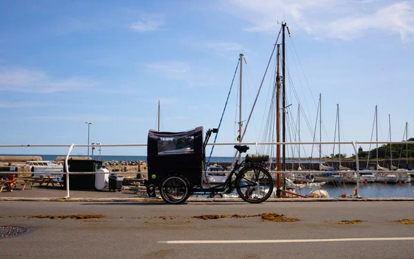 Rikscha Fahrrad Hafen Svaneke Bornholm lizenzfreie Stockbilder