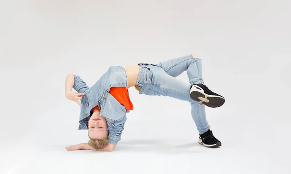 Ein Kleiner Junge Einer Schwierigen Tanzposition Eine Blondine Jeansset Tänzerin — Stockfoto