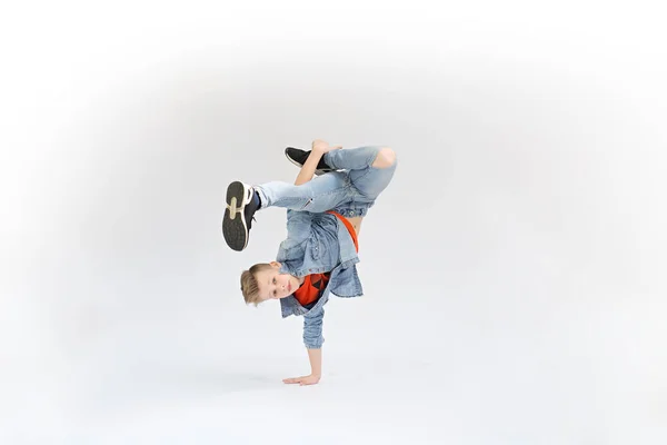 Benzersiz bir break dans pozisyonunda genç bir çocuk, gösteri dansçısı.