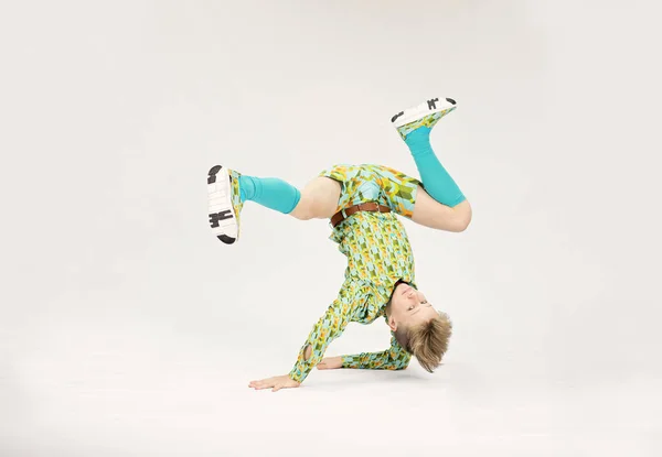 Ragazzo Una Posizione Unica Breakdance Ballerino Prestazioni — Foto Stock