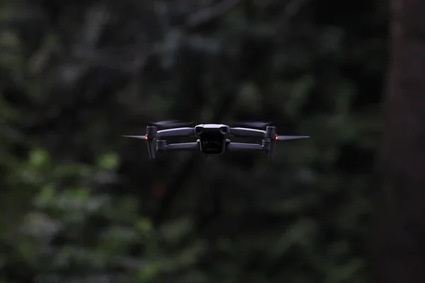 Een Drone Vliegend Het Park Tussen Bomen — Stockfoto