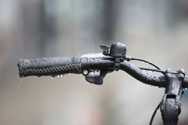 Guiador Bicicleta Gotas Chuva — Fotografia de Stock