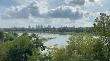 Nehir manzaralı, Polonya. Vistula Nehri 'ndeki Varşova.