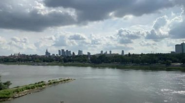 Nehir manzaralı, Polonya. Vistula Nehri 'ndeki Varşova.