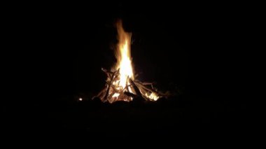 Ateş geceleri yanıyor.
