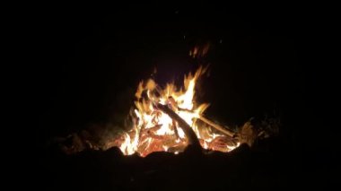 Şenlik ateşi gece yanıyor, ateş yanıyor, kamp ateşi yanıyor