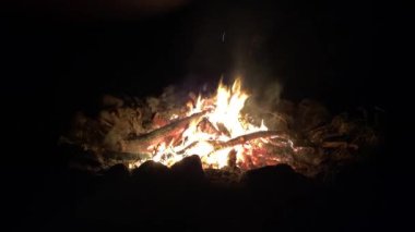 Şenlik ateşi gece yanıyor, ateş yanıyor, kamp ateşi yanıyor