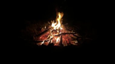 Şenlik ateşi gece yanıyor, ateş yanıyor, kamp ateşi yanıyor