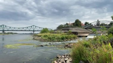 Nehrin üzerindeki köprü Polonya 'da, derenin akışının şelalesi, Vistula nehri üzerindeydi.