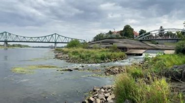 Nehrin üzerindeki köprü Polonya 'da, derenin akışının şelalesi, Vistula nehri üzerindeydi.