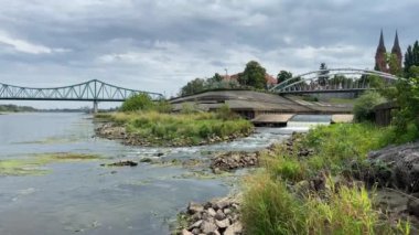 Nehrin üzerindeki köprü Polonya 'da, derenin akışının şelalesi, Vistula nehri üzerindeydi.