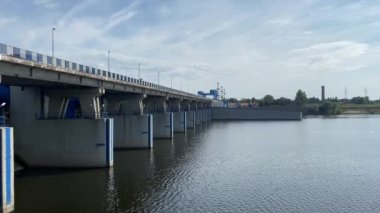 Wloclawek, Polonya 'daki Vistula Nehri' ndeki hidroelektrik santrali, nehir kıyısındaki su barajı.