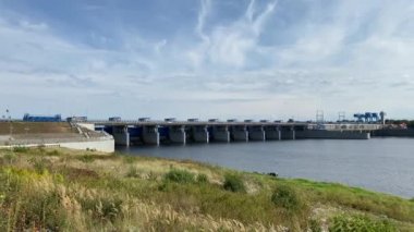 Wloclawek, Polonya 'daki Vistula Nehri' ndeki hidroelektrik santrali, nehir kıyısındaki su barajı.