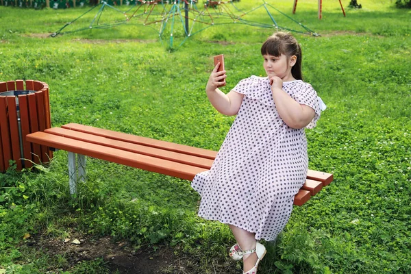 Küçük Tombul Kız Akıllı Telefondan Selfie Çekiyor Issız Bir Parktaki — Stok fotoğraf