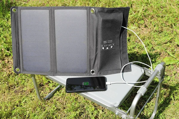 Smartphone Conectat Încărcătorul Solar Afișează Nivelul Bateriei Ecran Scaun Pliabil — Fotografie, imagine de stoc