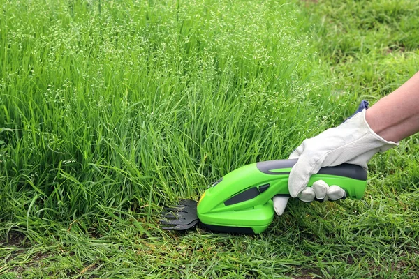 Zblízka Drží Elektrický Ruční Zastřihovač Trávy Ohraničuje Okraj Vegetace Kopírovat — Stock fotografie