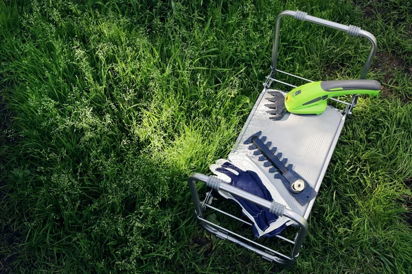 Tragbarer Elektrischer Gartentrimmer Mit Austauschbarem Schneidkopf Und Lederhandschuhen Liegt Einem — Stockfoto