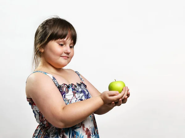 Klein Mollig Lachend Meisje Met Groene Appel Haar Handen Halve — Stockfoto