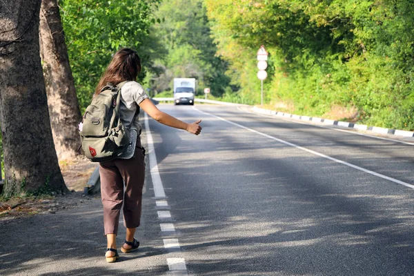 Joven Autoestopista Con Mochila Sus Espaldas Para Una Furgoneta Que — Foto de Stock