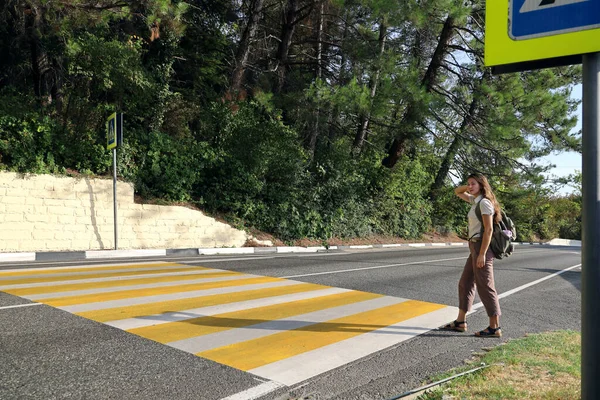 Sırt Çantalı Genç Bir Turist Yaz Günü Banliyöde Yaya Geçidinde — Stok fotoğraf