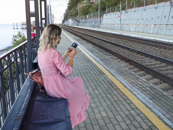Mujer Joven Sienta Banco Plataforma Del Ferrocarril Esperando Tren Este —  Fotos de Stock