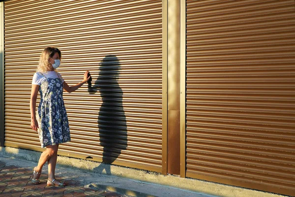 Mujer Joven Con Máscara Médica Camina Lentamente Cerca Las Puertas — Foto de Stock