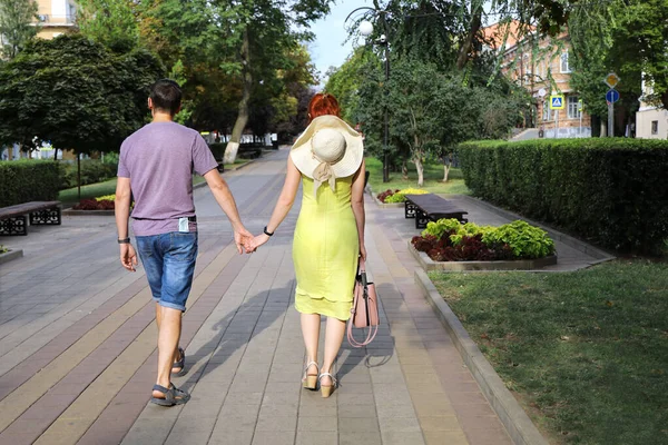 Pareja Joven Está Caminando Tomados Mano Largo Del Callejón Desierto —  Fotos de Stock