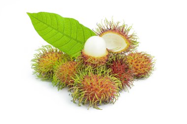 Rambutan tatlı lezzetli meyve beyaz arka planda izole.